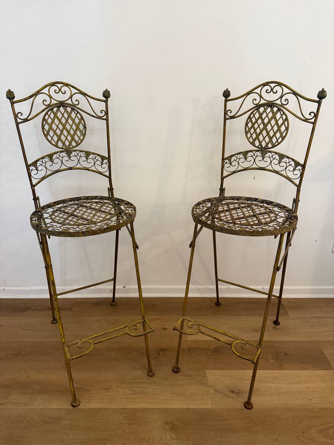 Paire de chaises hautes pliantes en fer forgé – Patine ocre – Style Ja