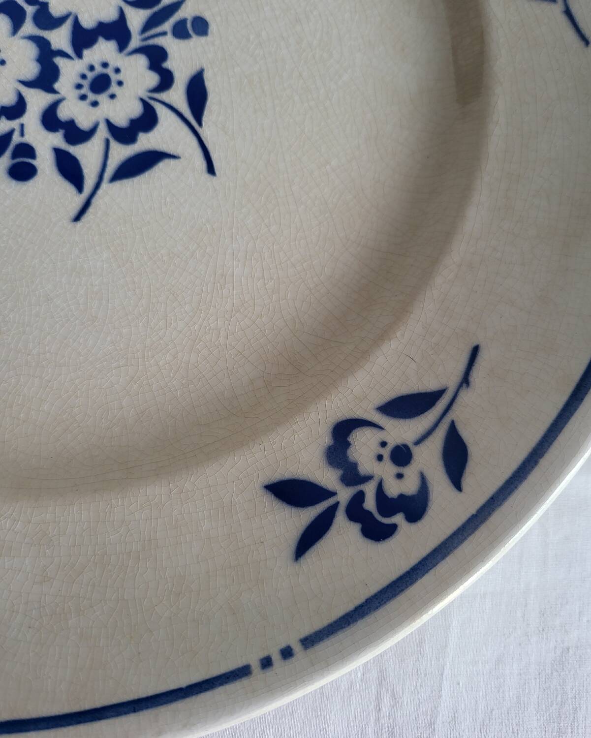 Plat rond en faïence Moulin des Loups & Hamage modèle Lucien