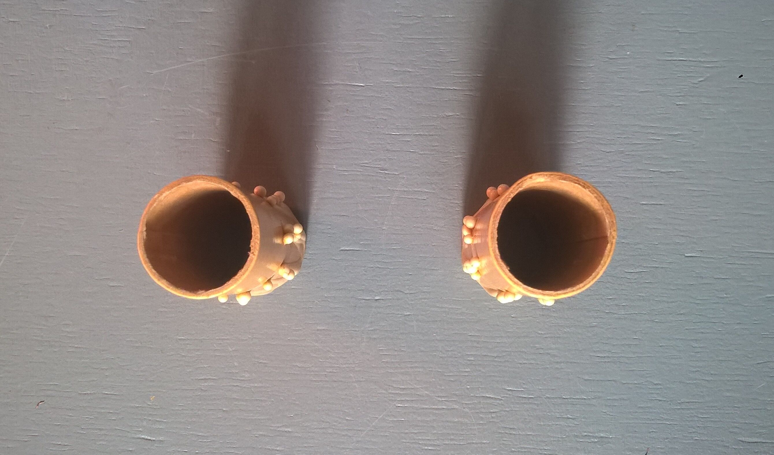 Applies two fires and fleur-de-lys in hammered wrought iron and patina in the old way in the medieval taste