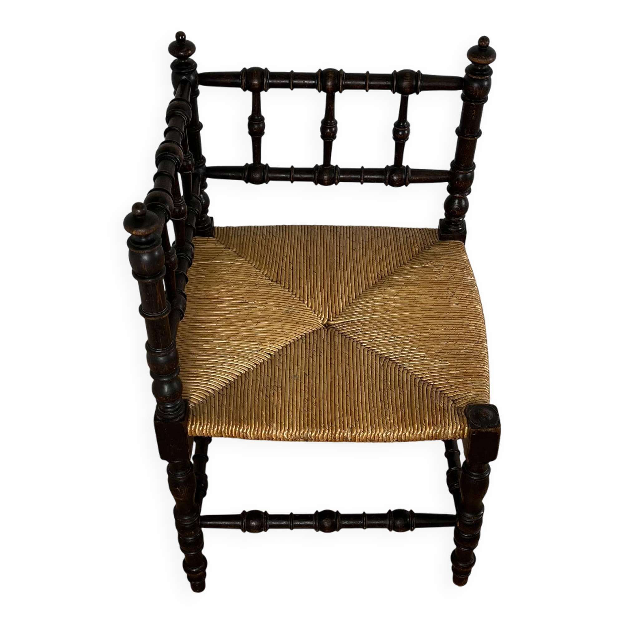 Corner chair in carved wood and straw, late 19th century.