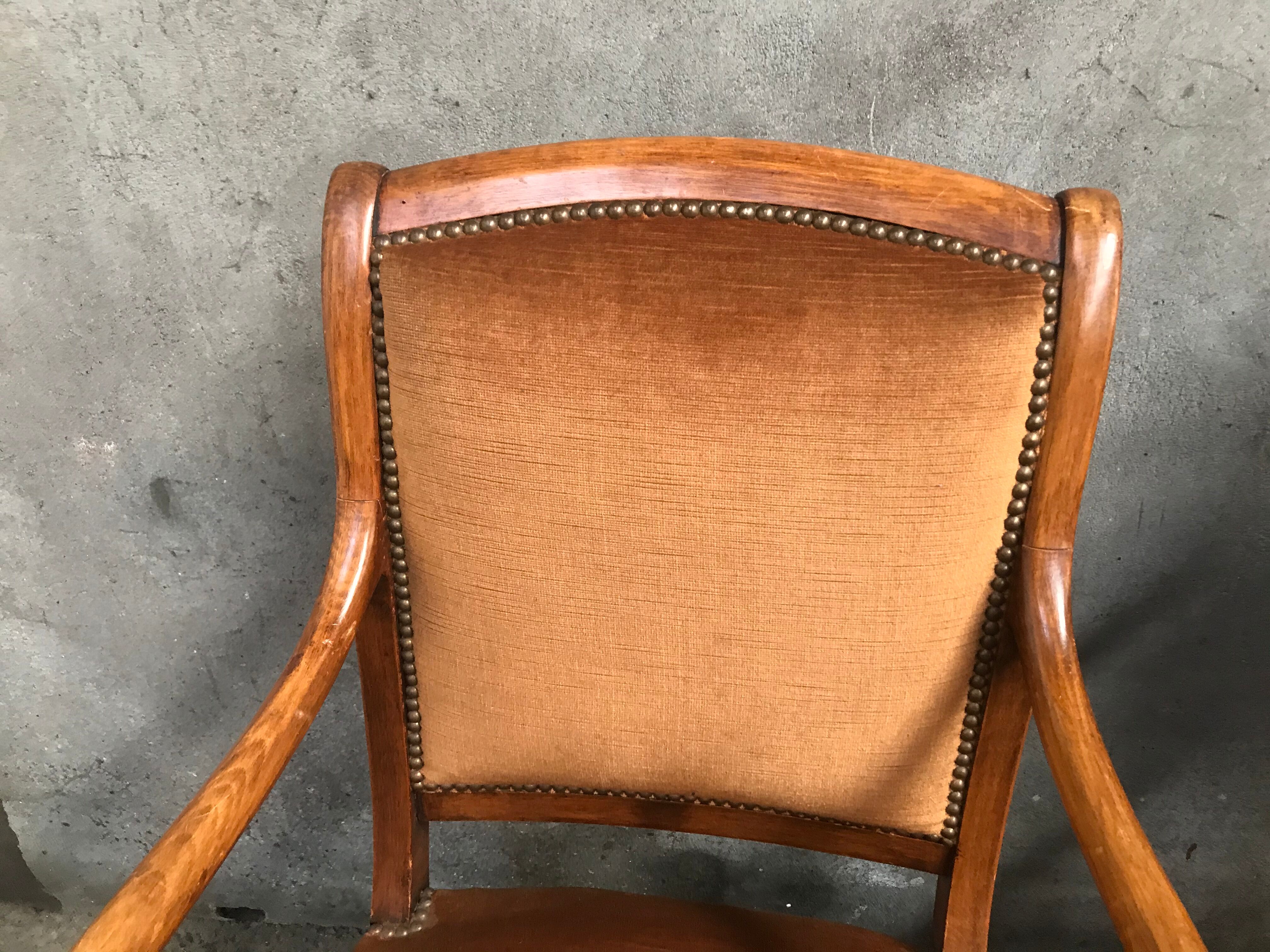 Paire de fauteuils de style restauration en velours