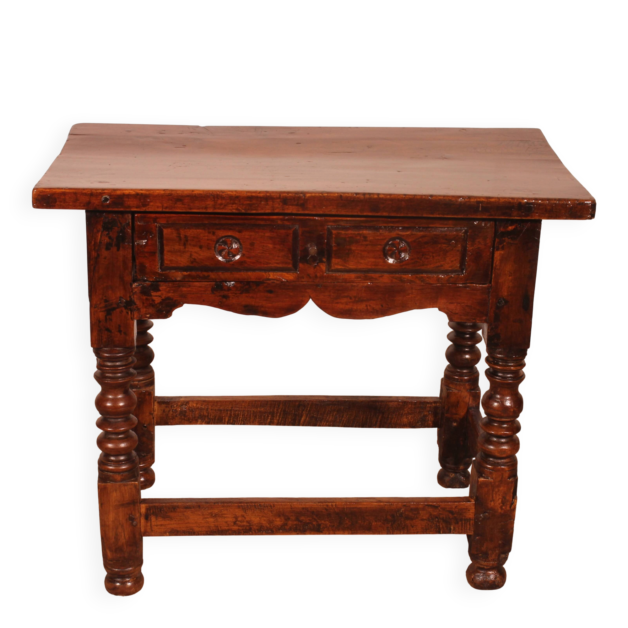 Spanish table from the 17th century in walnut.