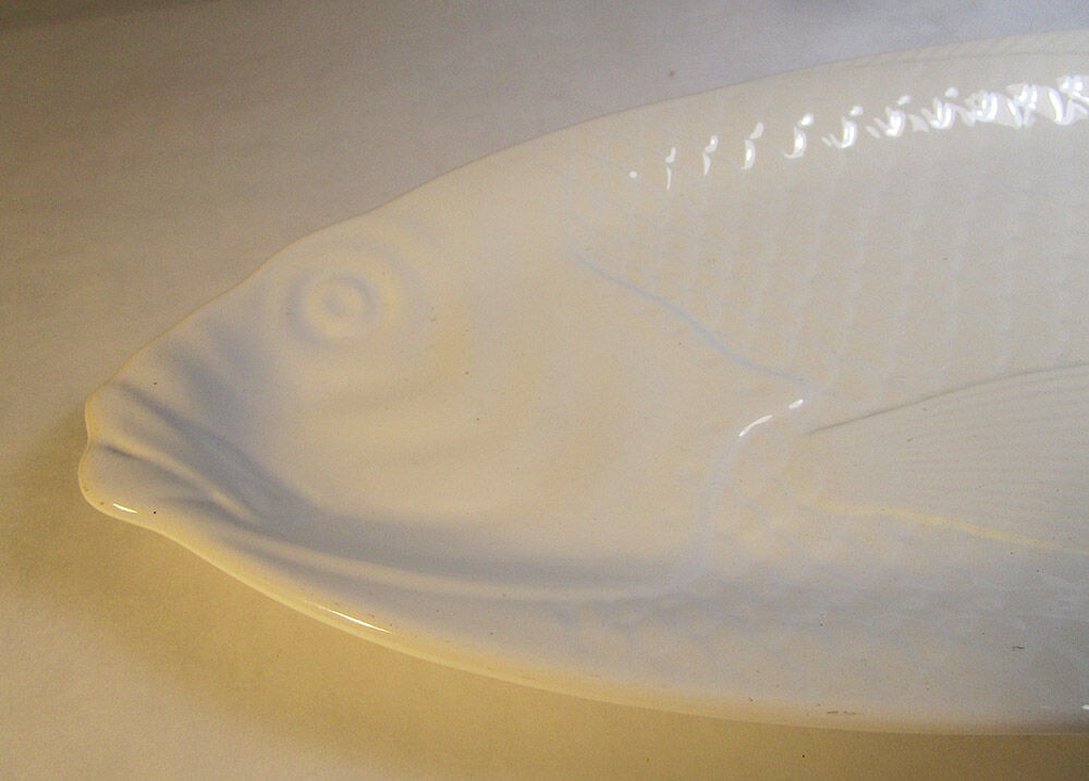 Plat à poisson en faïence de Salins