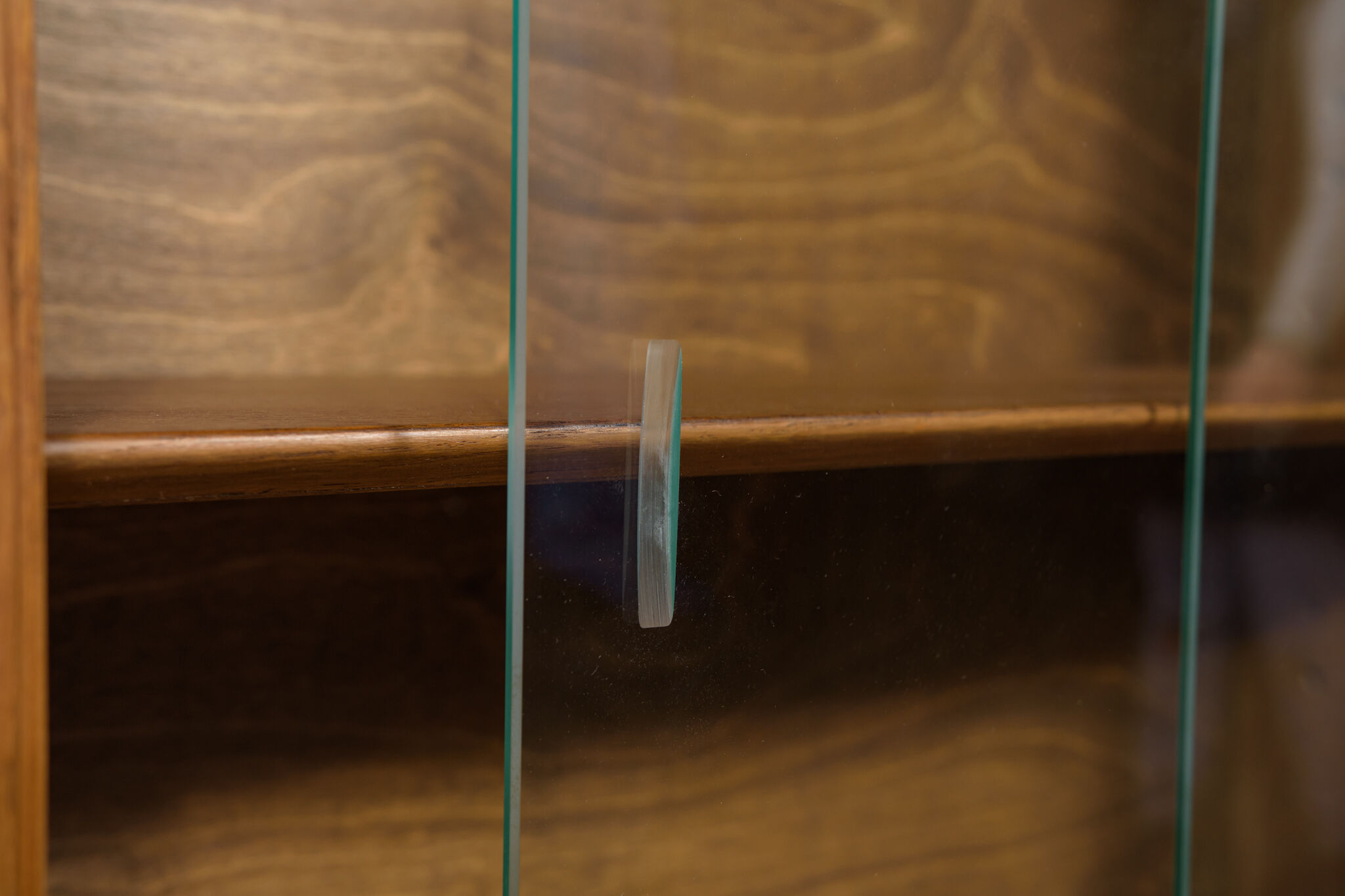 Vitrine en chêne de milieu de siècle avec portes en verre coulissantes, Royaume-Uni, années 1970