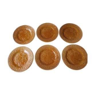 Six assiettes en barbotine en porcelaine de gien