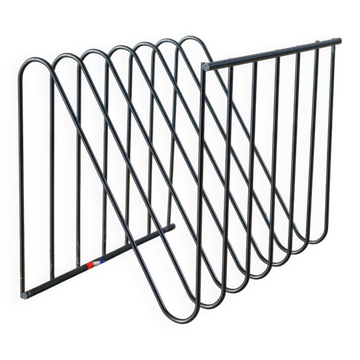 Black metal magazine rack Design attributed to François Arnal for Atelier A Made in France 1970