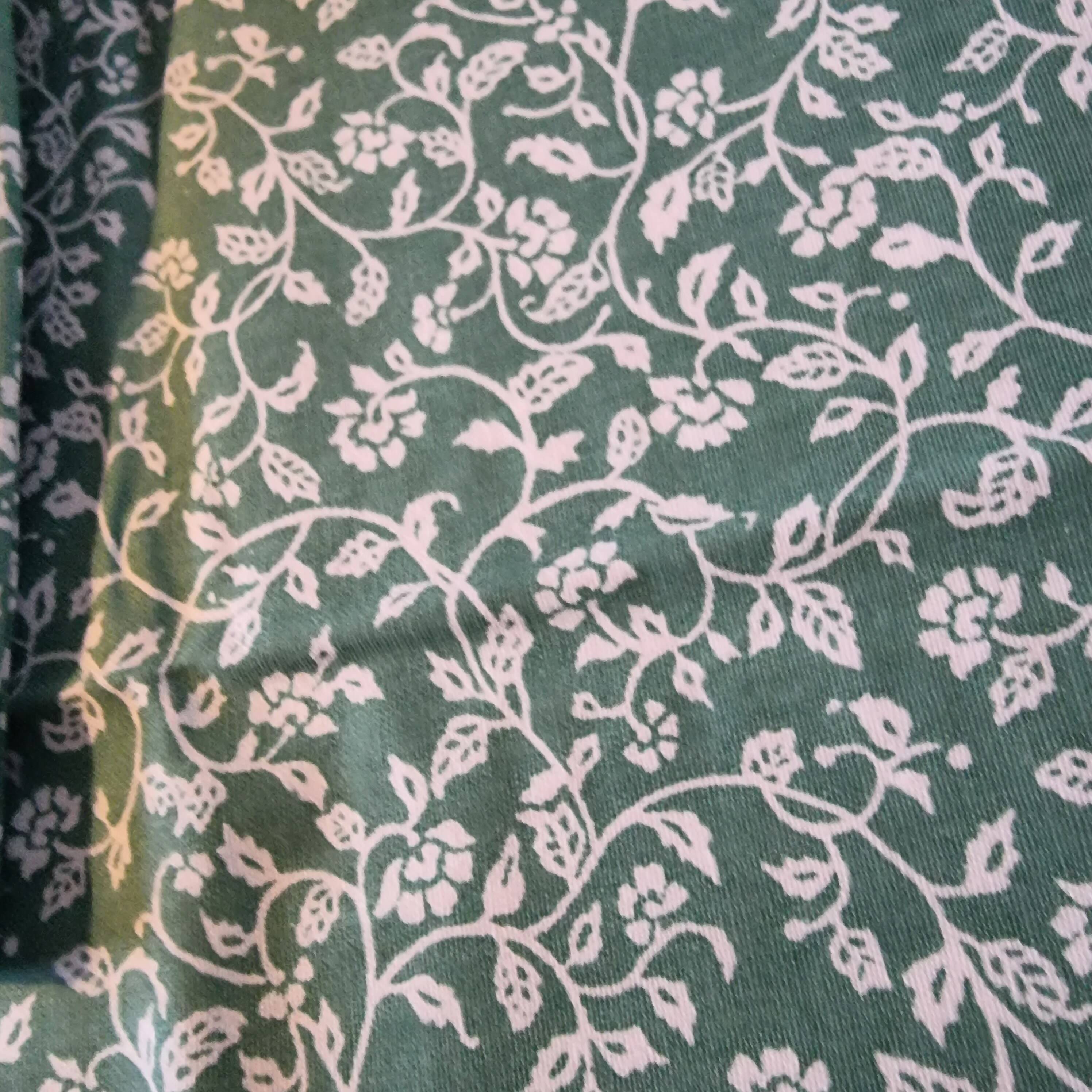 6 green cotton cloth napkins with white linens