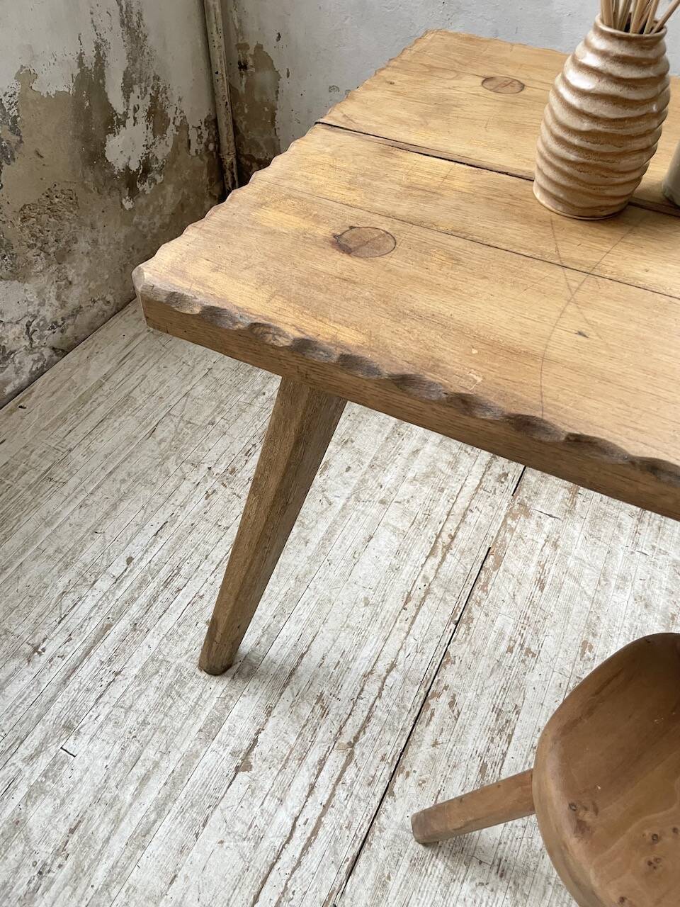 Table brutaliste savoyarde en chêne