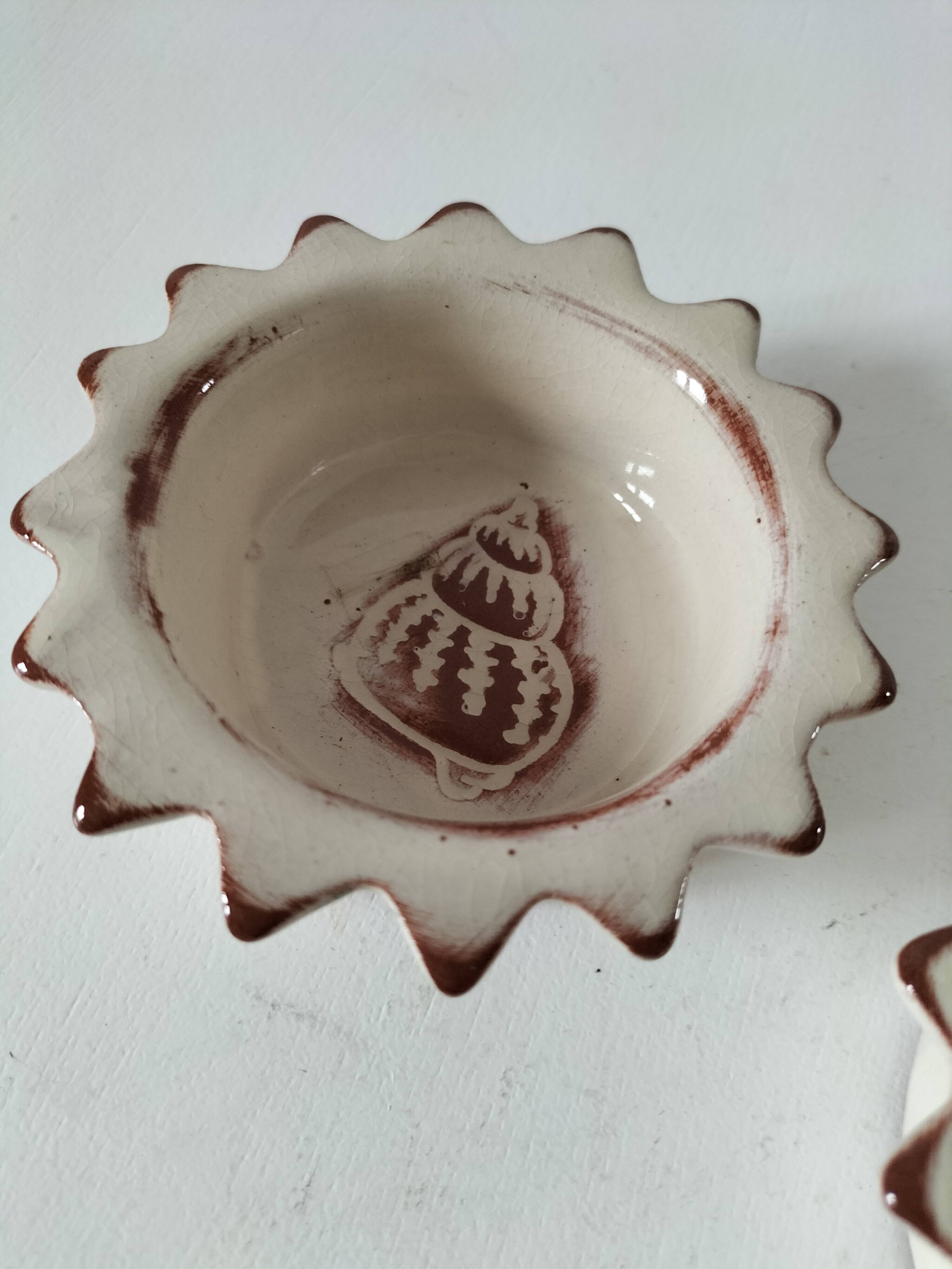 Duo of handmade beige and terracotta earthenware empty pockets