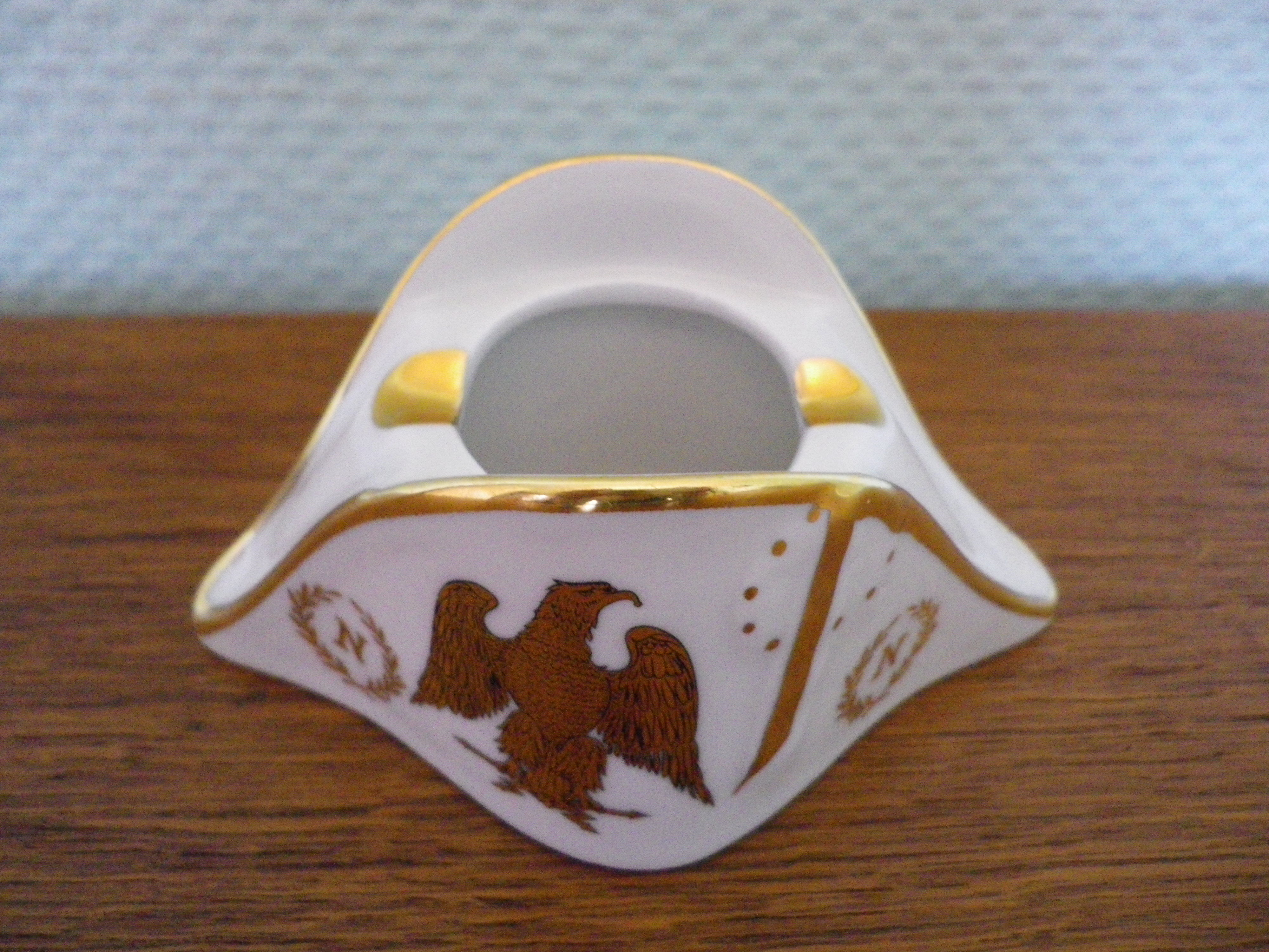 Napoleon bicorne ashtray in luxury porcelain and gilding