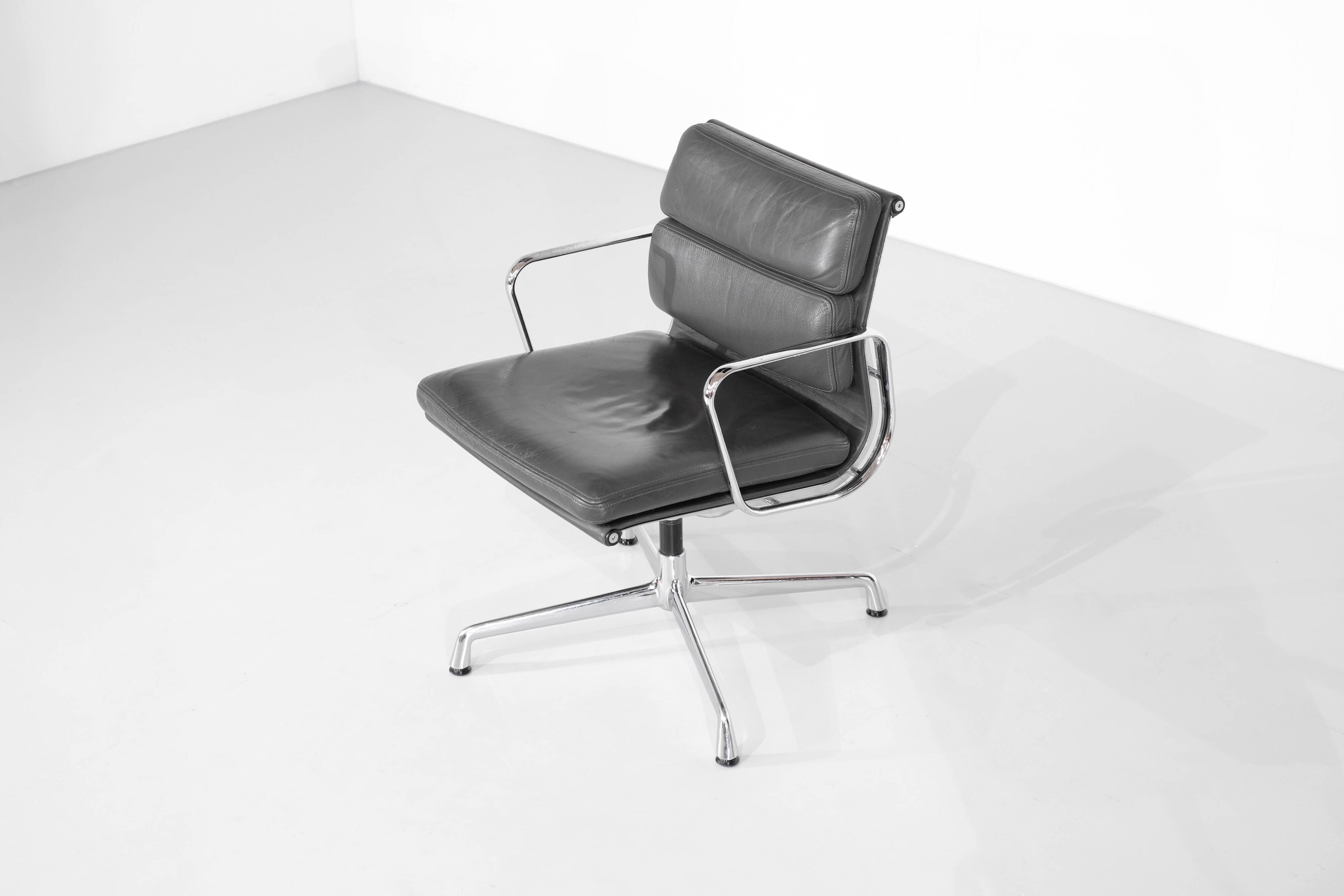 Fauteuil Soft Pad Chaise "EA 208" Charles Ray Eames, USA 1969.