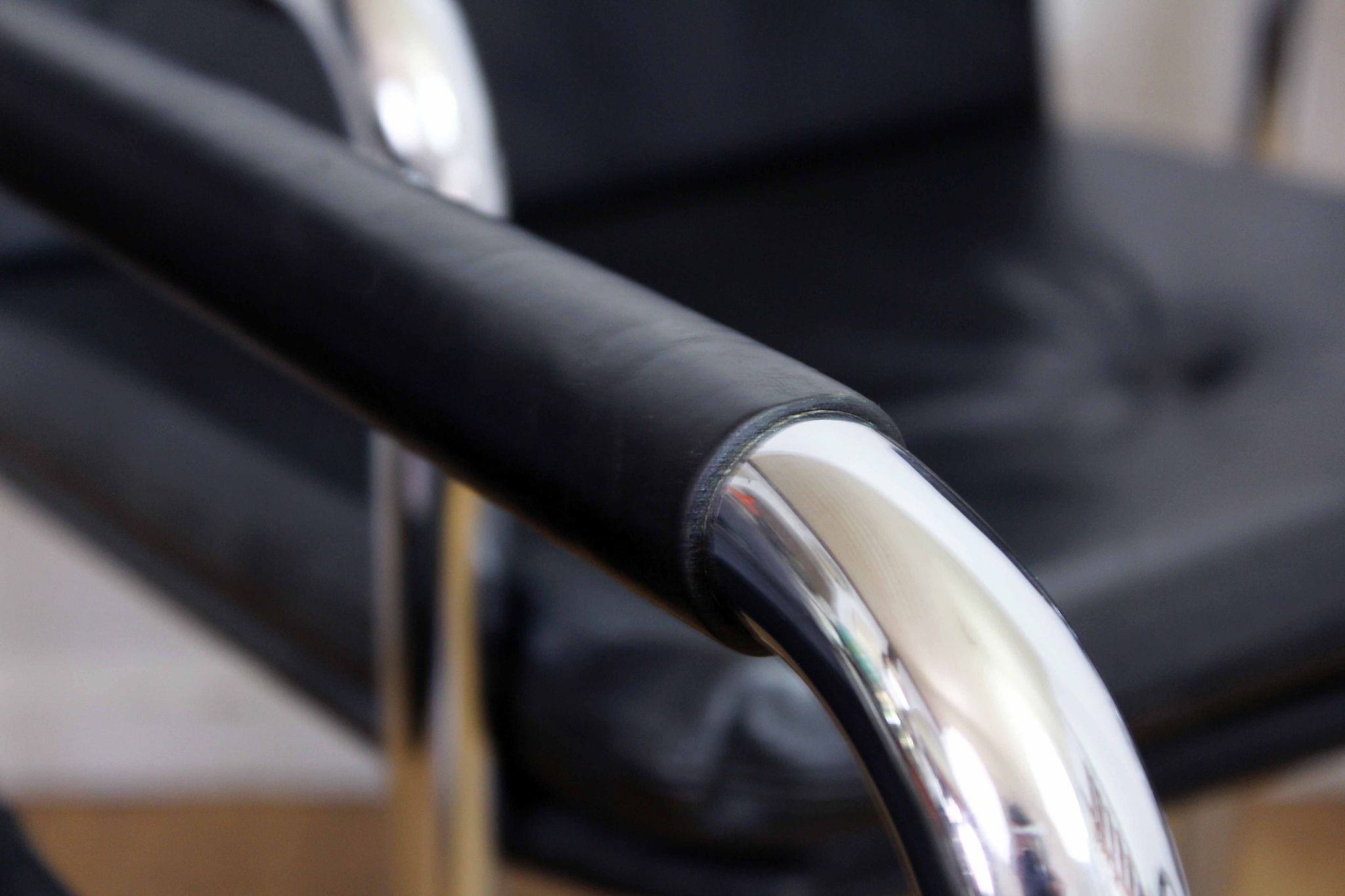 Set of 4 leather and tubular steel armchairs