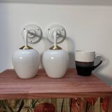 Paire d’appliques vintage en opaline blanche