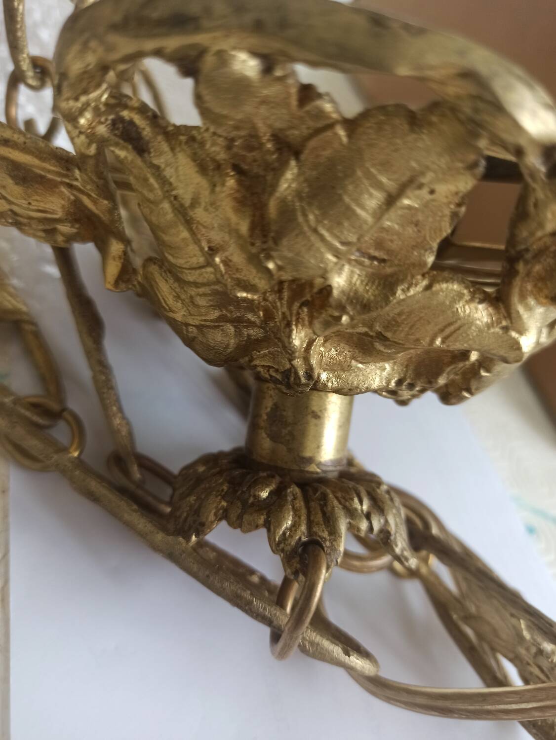 Art Deco suspension in glass paste and twisted brass chain signed Degué.