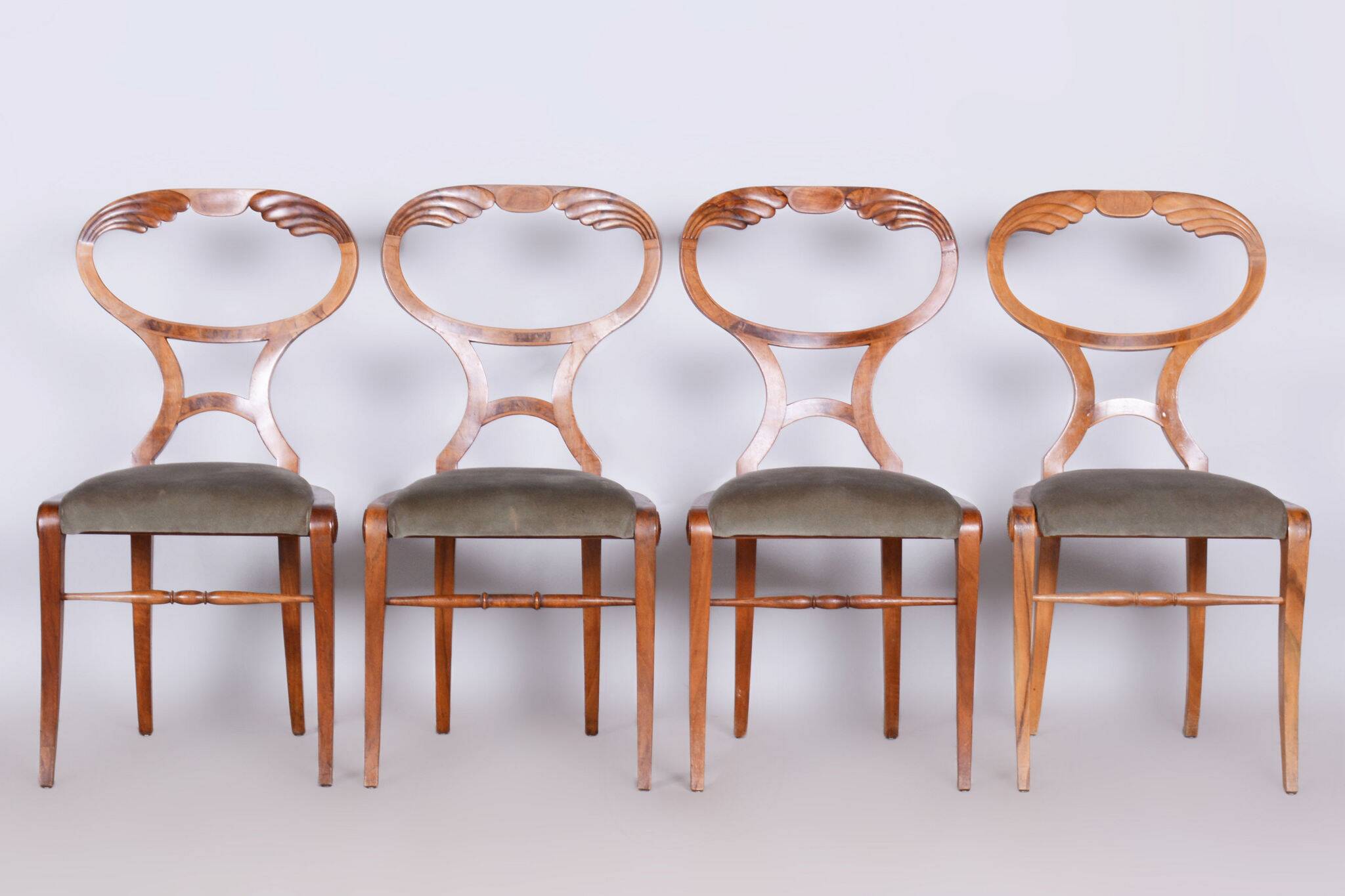 Ensemble Biedermeier restauré de quatre chaises en chêne et noyer, Vienne, Autriche, années 1820