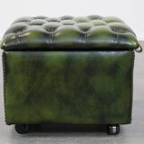Pouf Chesterfield en cuir de vache vert avec roulettes