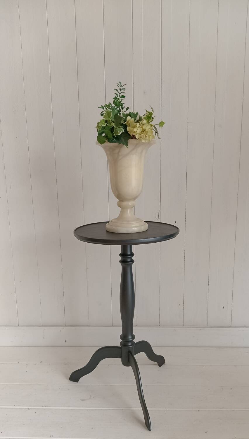 Tripod pedestal table