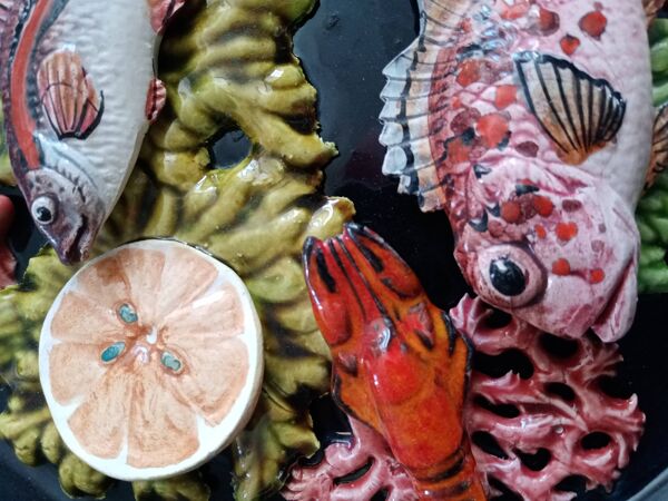 Assiette décorative barbotine poissons Vallauris