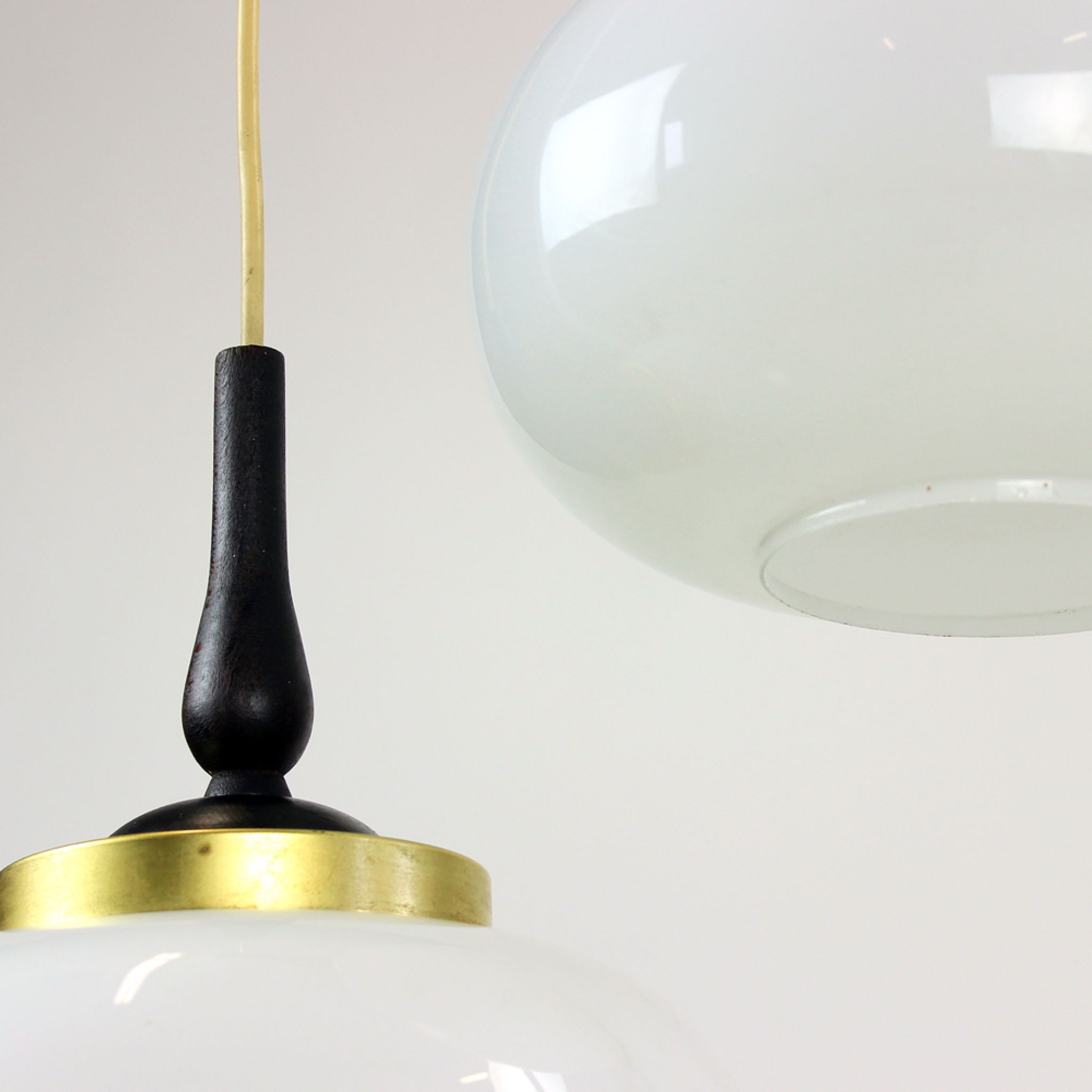 Suspension du milieu du siècle avec deux lampes opalines, Tchécoslovaquie vers les années 1960