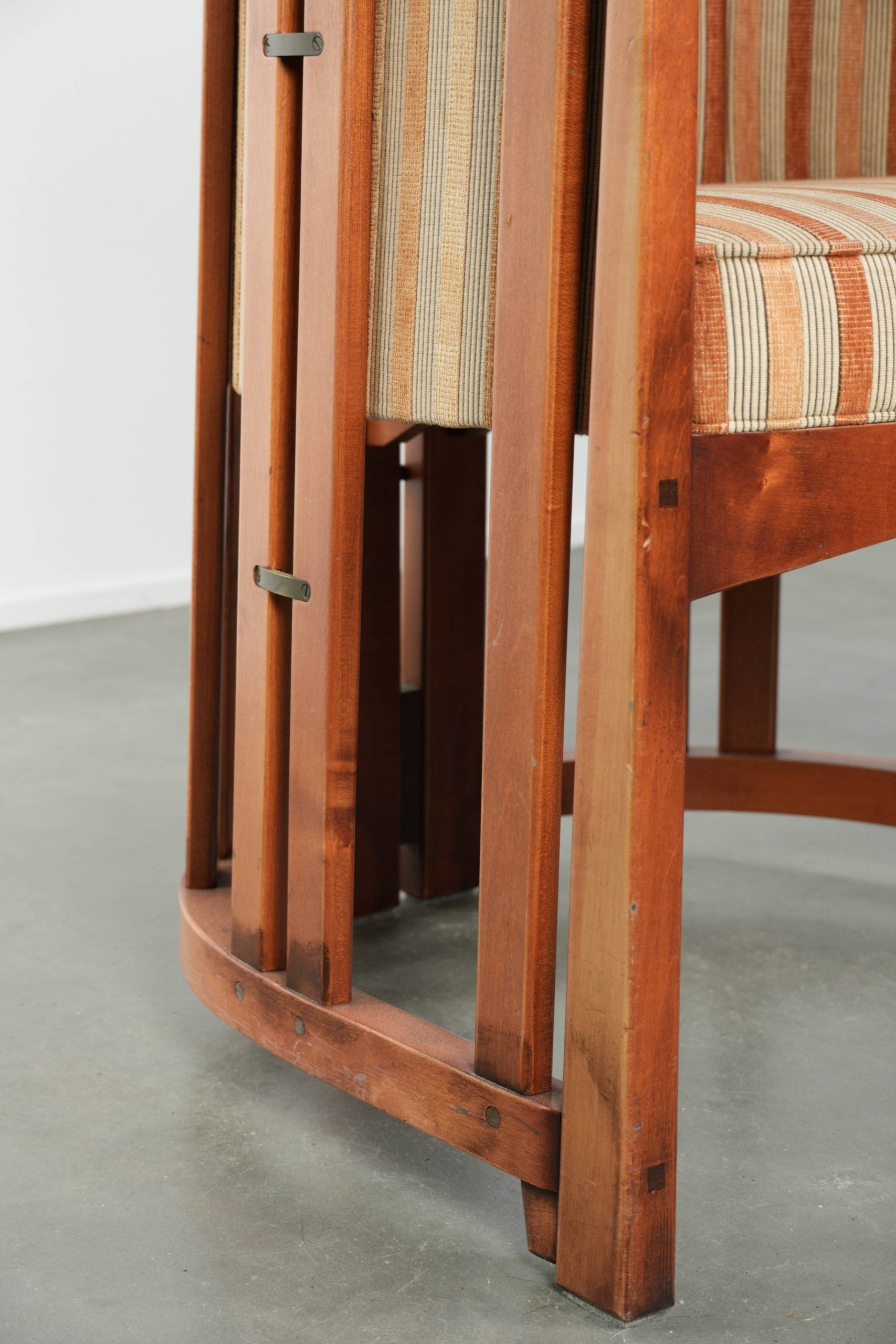 Concevoir une chaise de côté/de salle à manger avec un magnifique revêtement en tissu jaune luxueux.