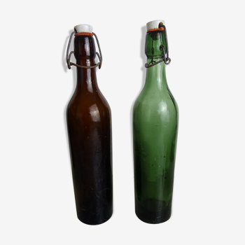 Deux bouteilles anciennes en verre