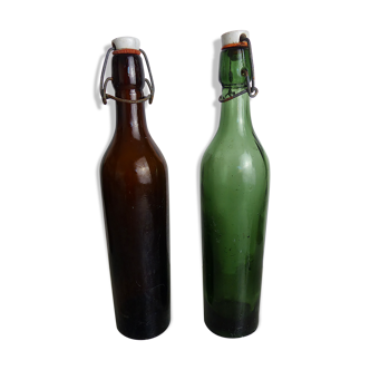 Deux bouteilles anciennes en verre