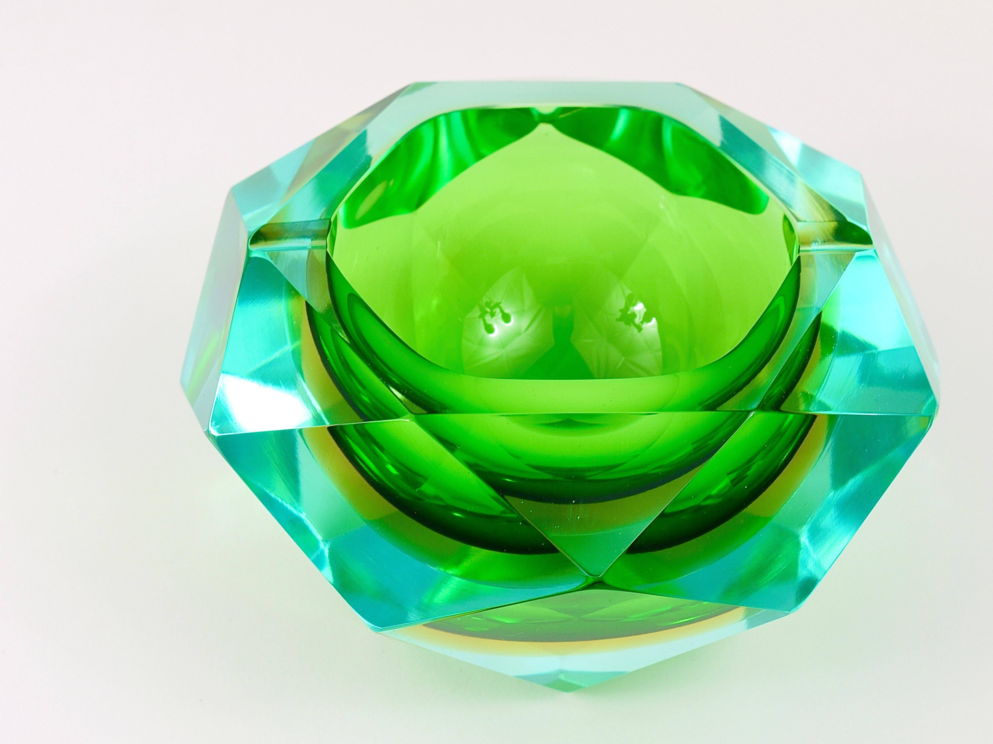 Faceted diamond ashtray in colour from the 1960s by Flavio Poli for Seguso, Murano, Italy.