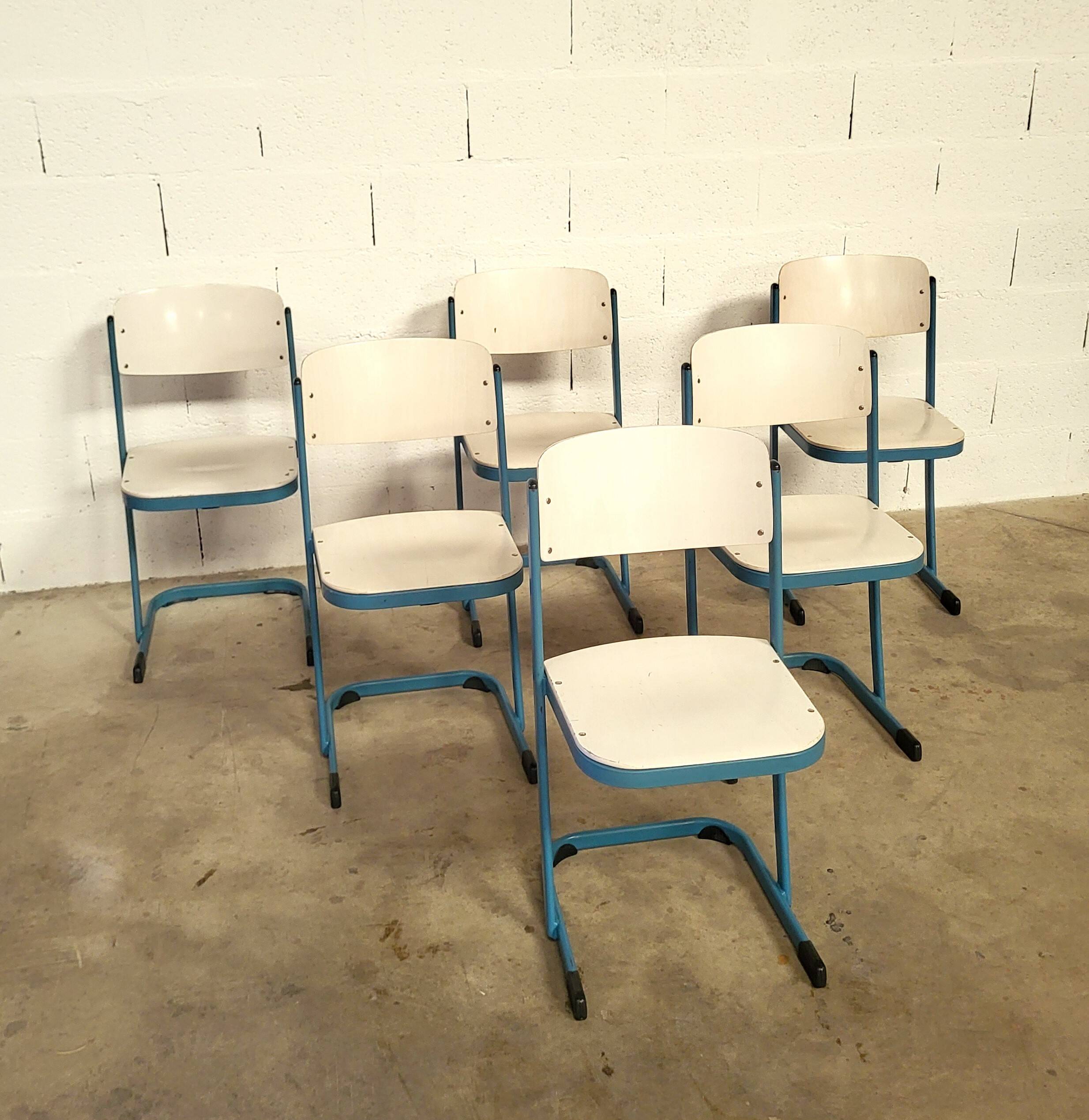 20 Chaises d'école bleues du designer Karl Northheler