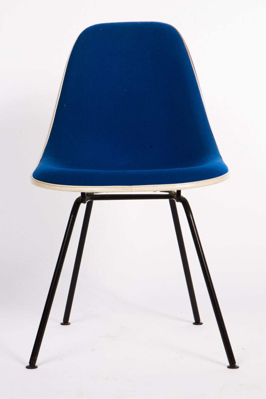 DSX Eames fiberglass chair
