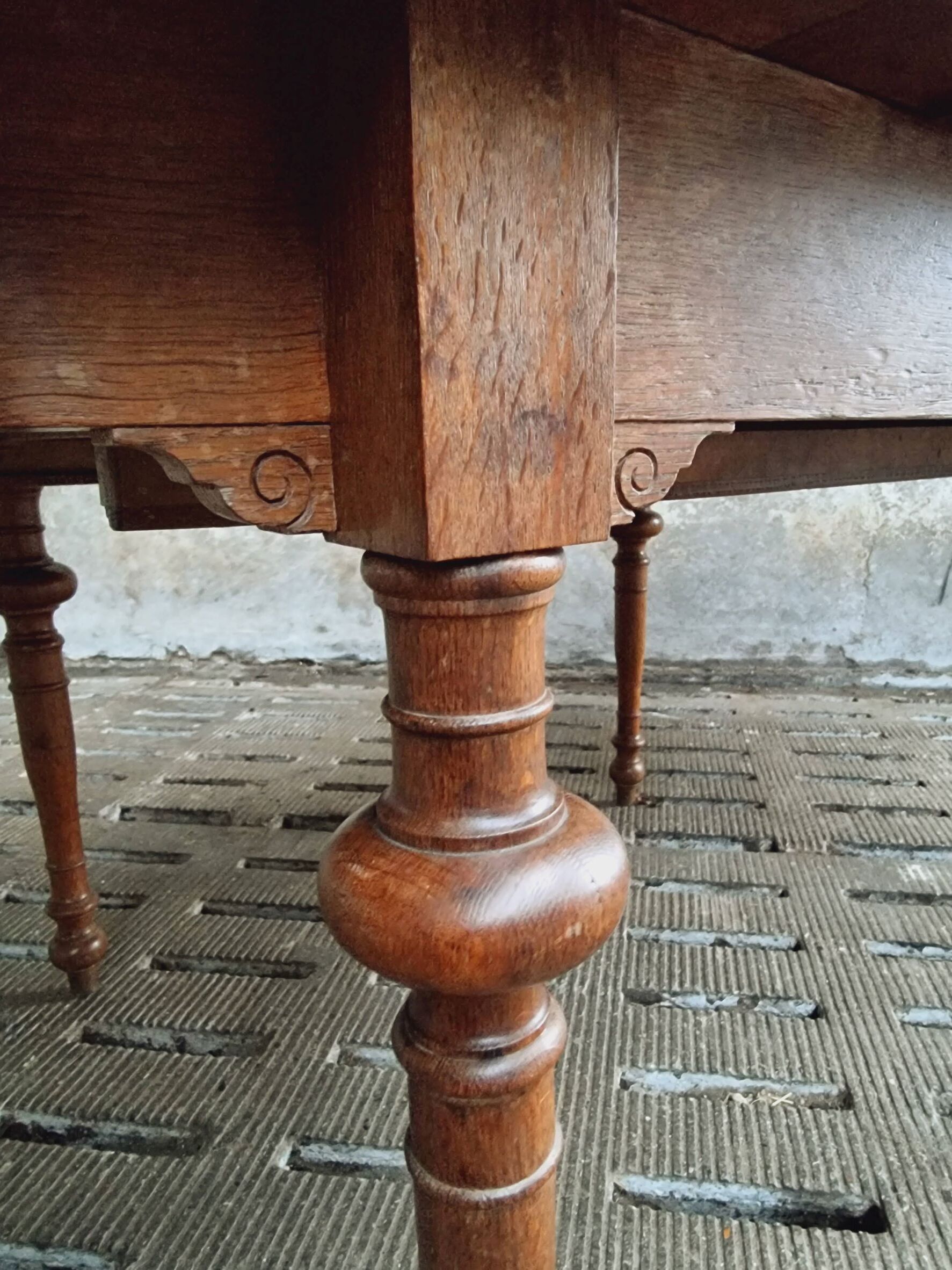 Antique extendable diningtable