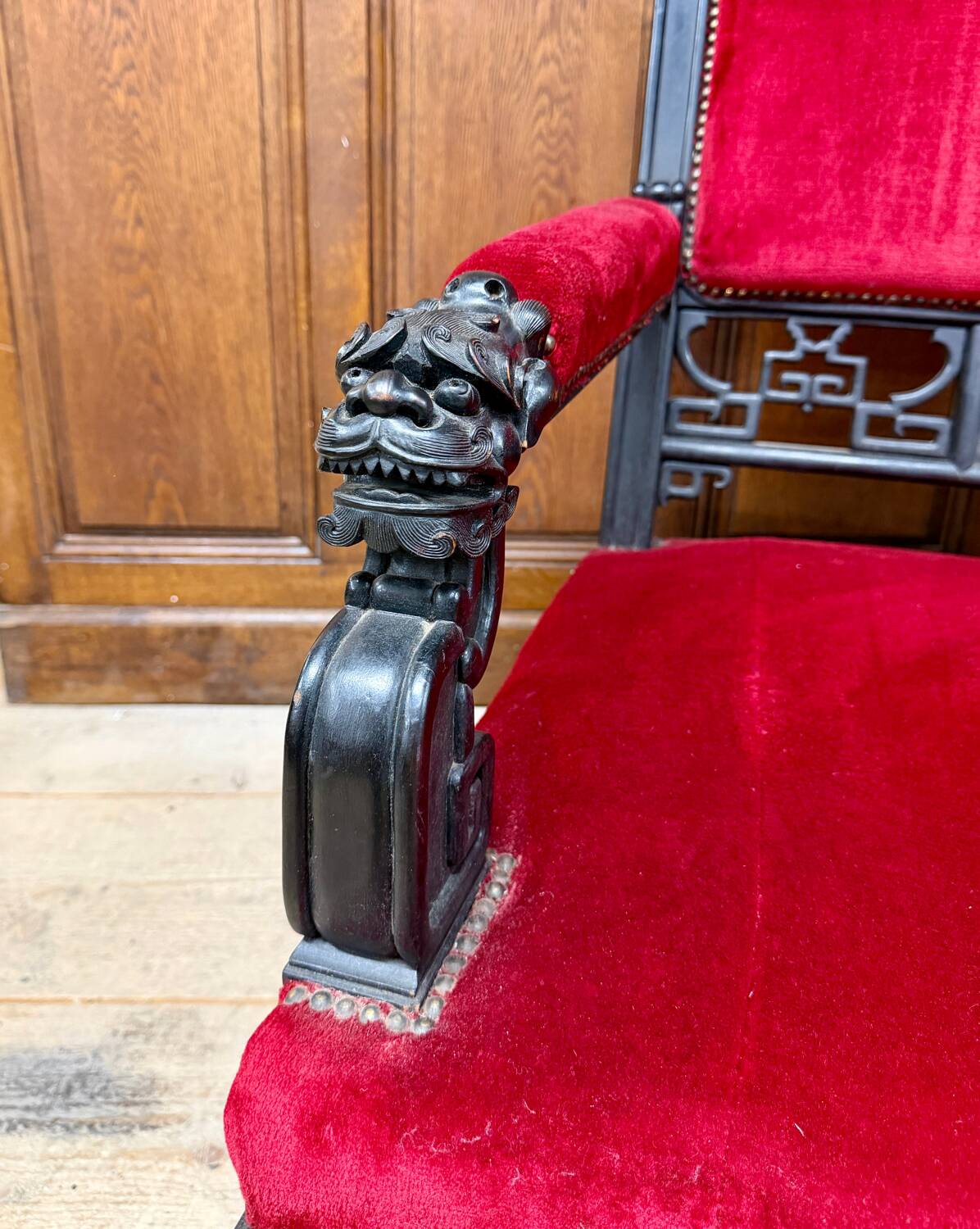 Large Japanese-style sofa in carved wood and red velvet, 19th century