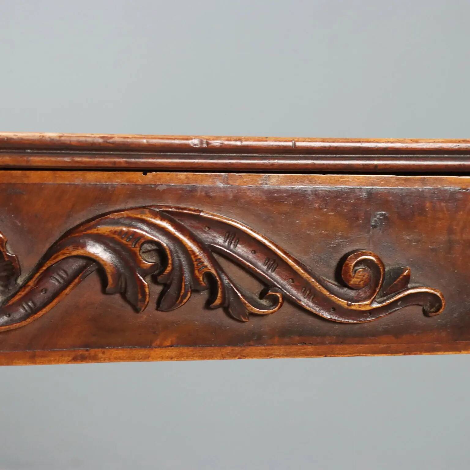 Petite table ancienne en noyer sculpté, Italie, milieu XIXe siècle