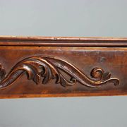 Petite table ancienne en noyer sculpté, Italie, milieu XIXe siècle