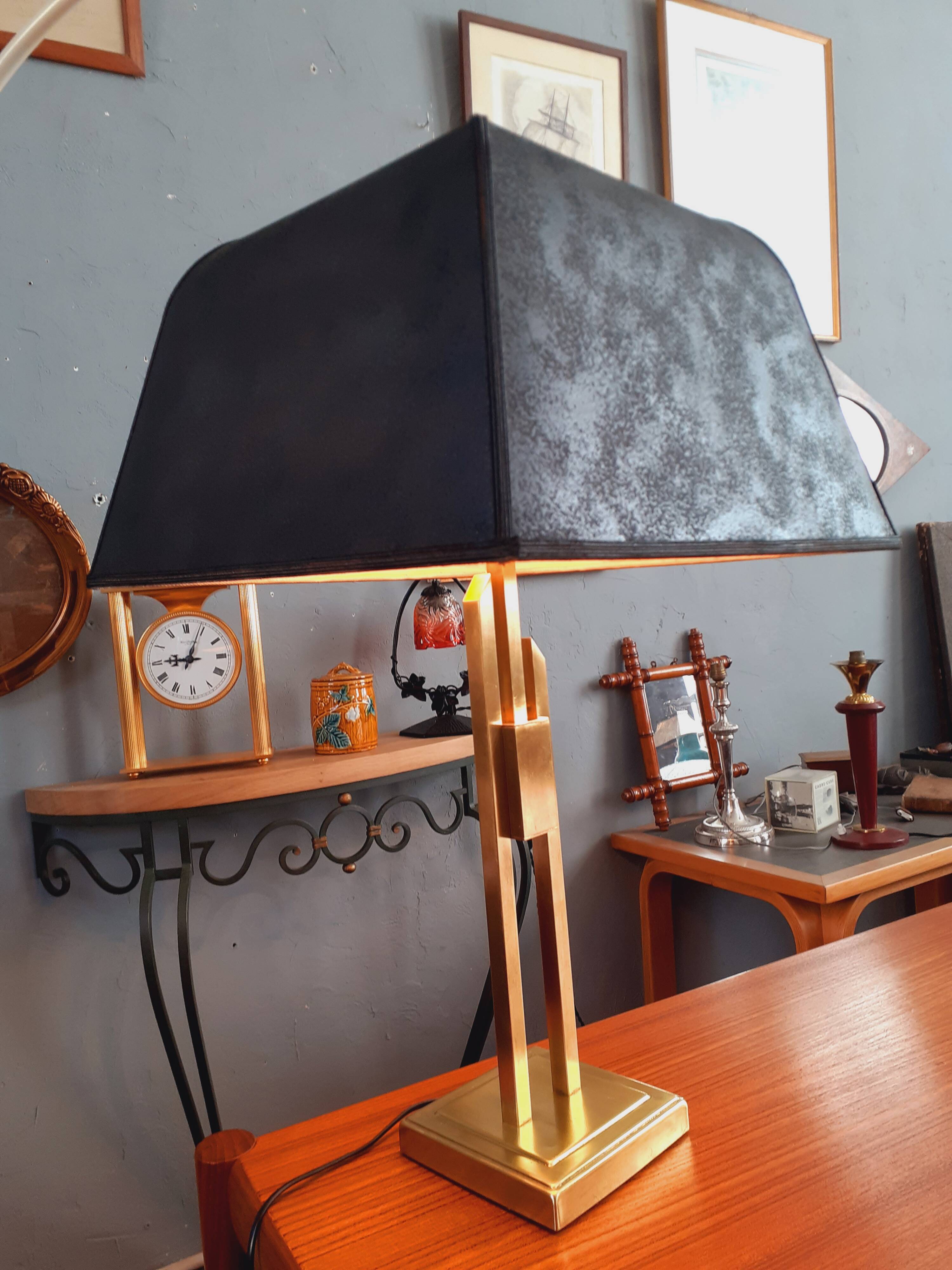 Lampe à poser dite " Gratte-ciel" en laiton année 70
