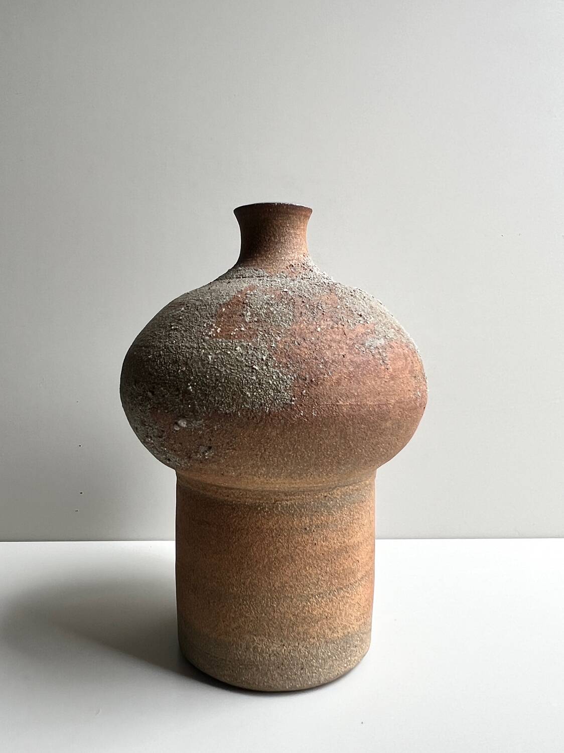 Vase sculptural en grès chamotté & émail bleu, la borne 1970
