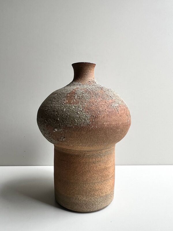 Vase sculptural en grès chamotté & émail bleu, la borne 1970