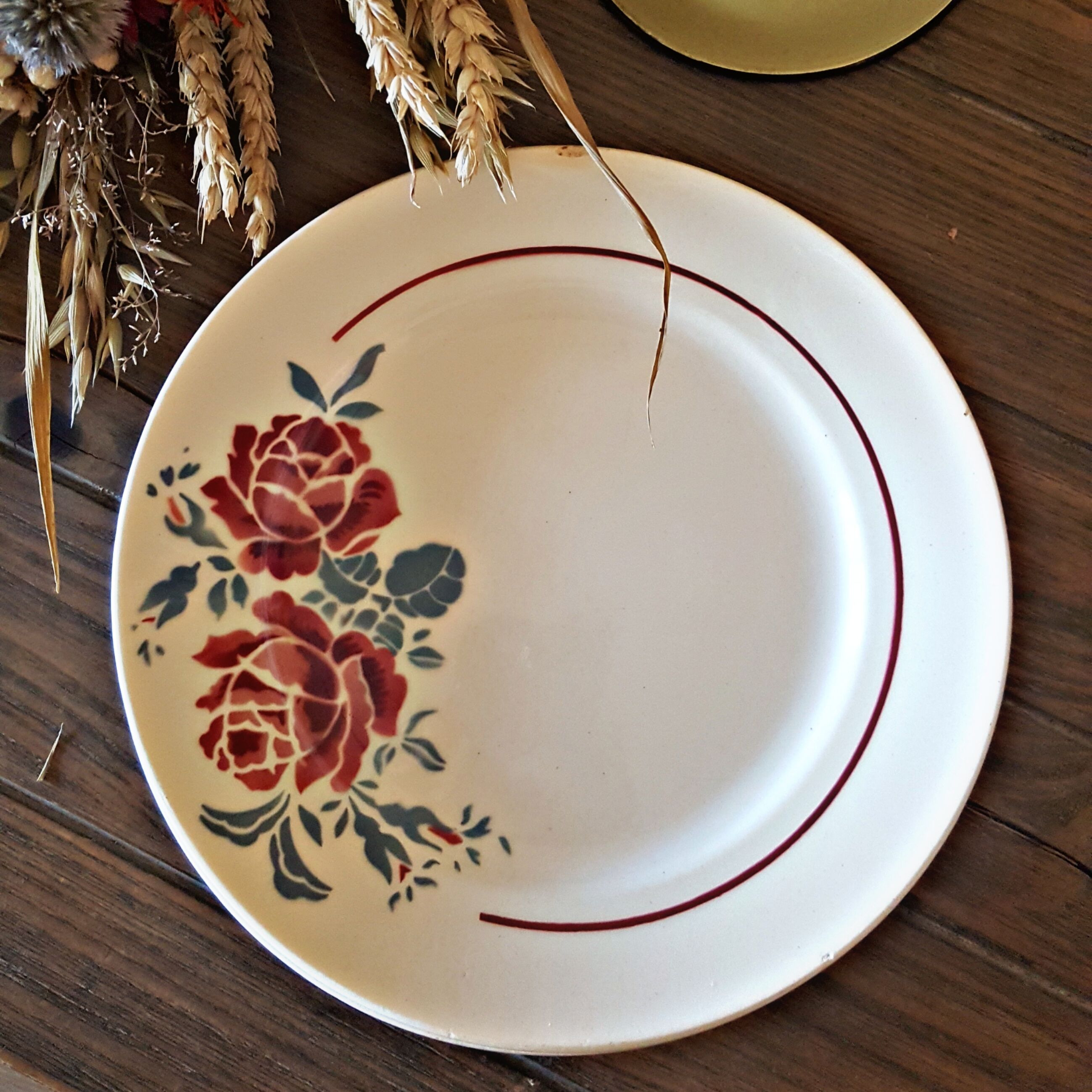 5 flat plates (floral pattern) mismatched: Badonviller (2+2) and a K&G Lunéville model Chantal