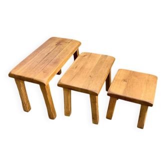 Trio de tables gigognes brutalistes en chêne massif – 17.020 kg