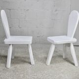 Paire de chaises tripodes, assises à la gouge. Brutalistes, circa 1960. Bois peint.