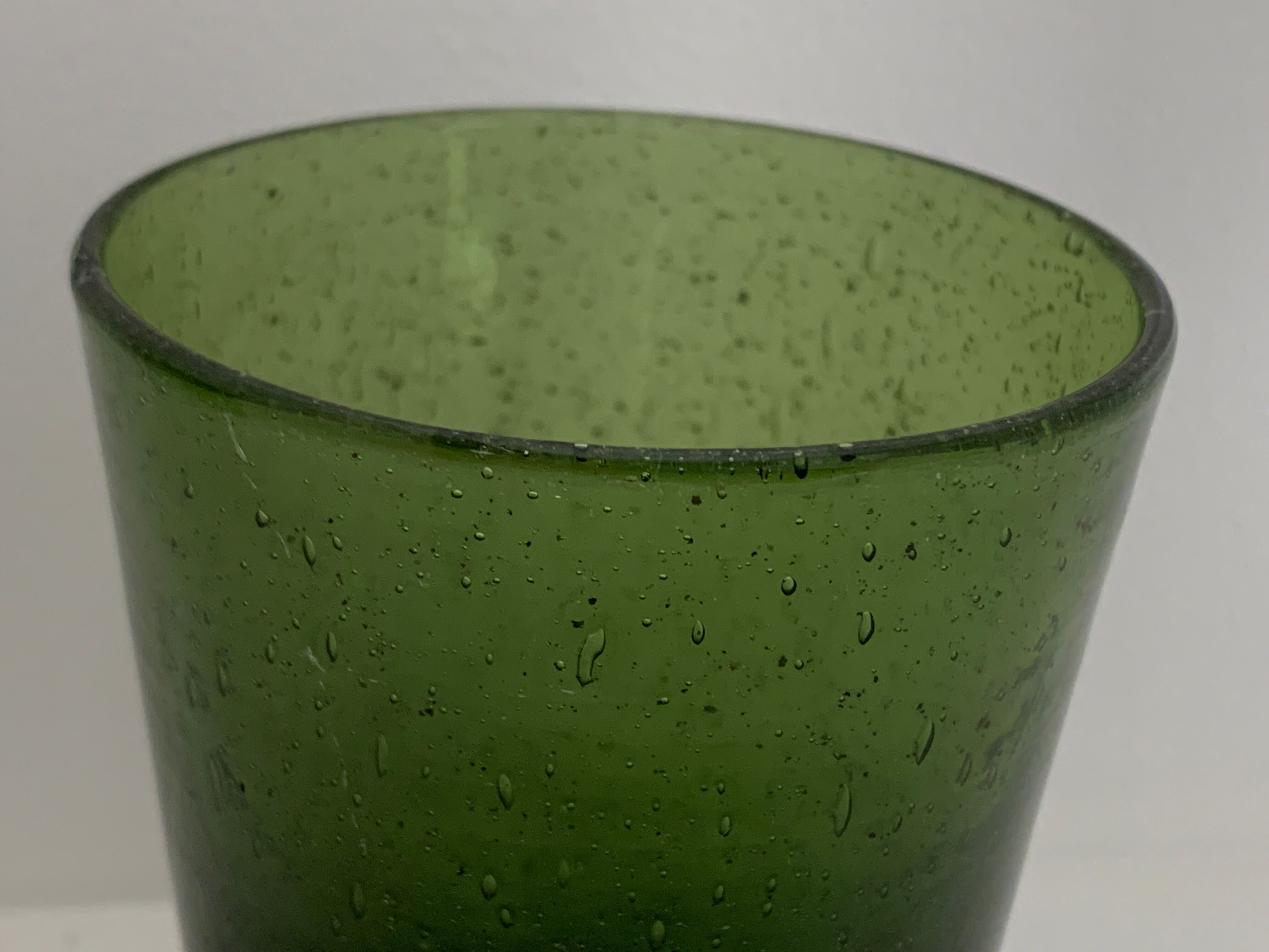 Carafe et 6 verres en verre vert bullé