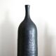 Vase noir en grès d'Eric Astoul, la borne