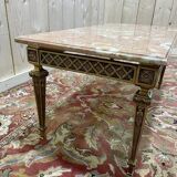 Table basse de style Louis XVI en bronze doré et marbre rose