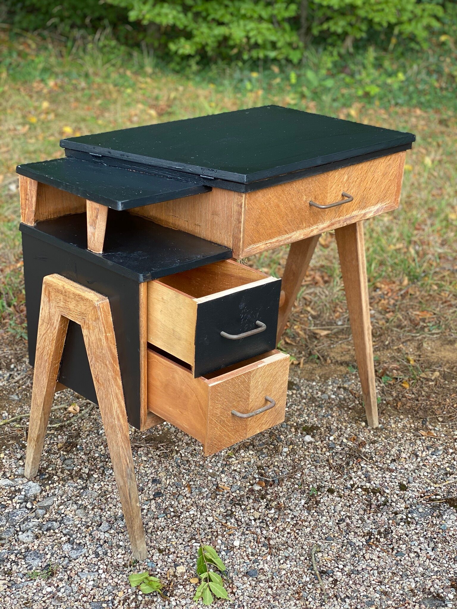 Bureau aux pieds V