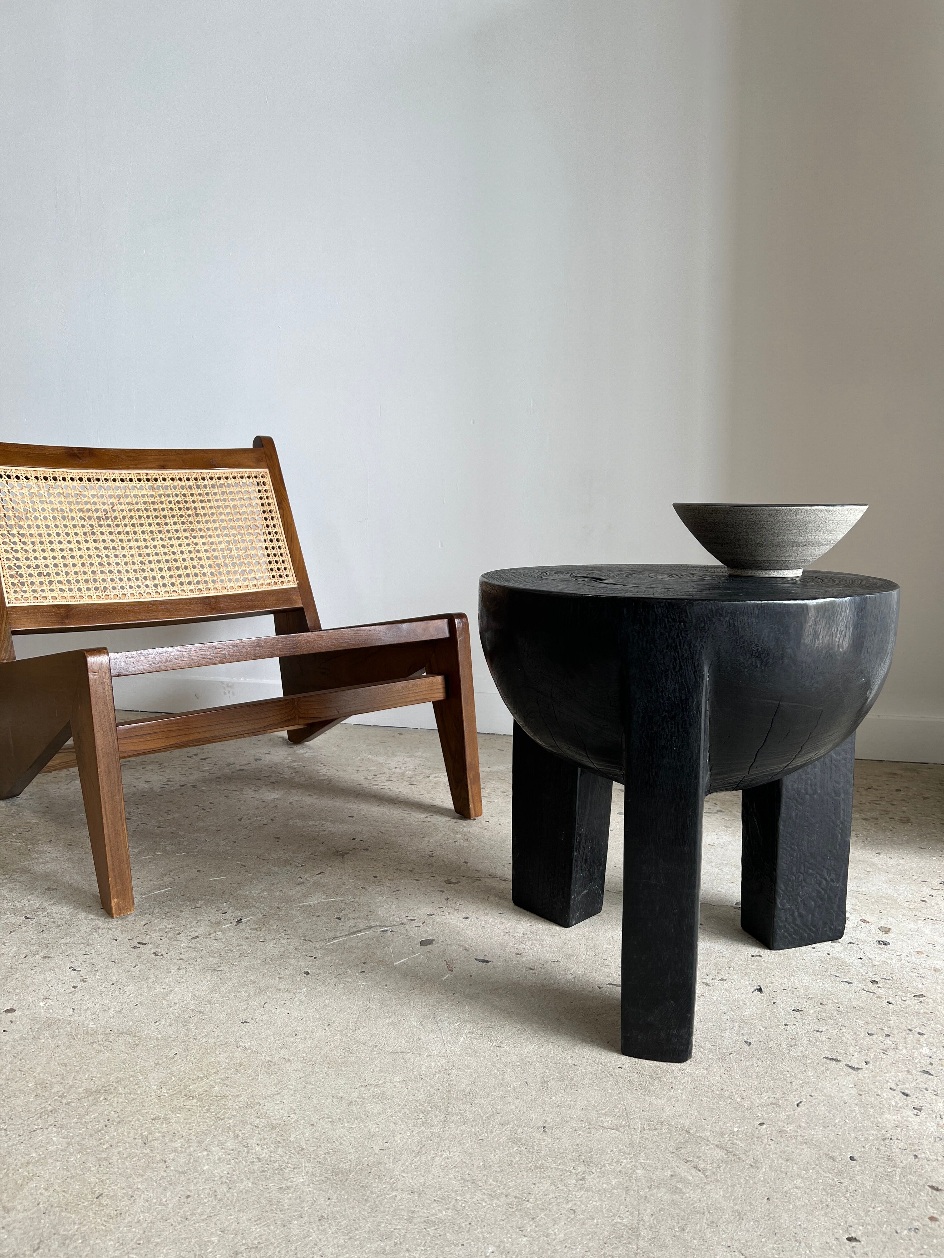 Black mango wood tripod side table with a semi-spherical top, height: 45 cm, diameter: 44 cm.