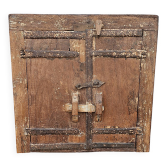 Ancienne fenêtre tribale en bois