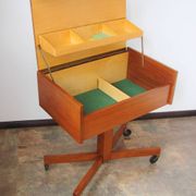 Un petit cabinet sur roulettes, des années 1960.