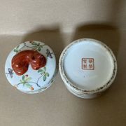 Covered pot in IMARI earthenware, hand-painted decoration, flowers, butterflies, and cat.