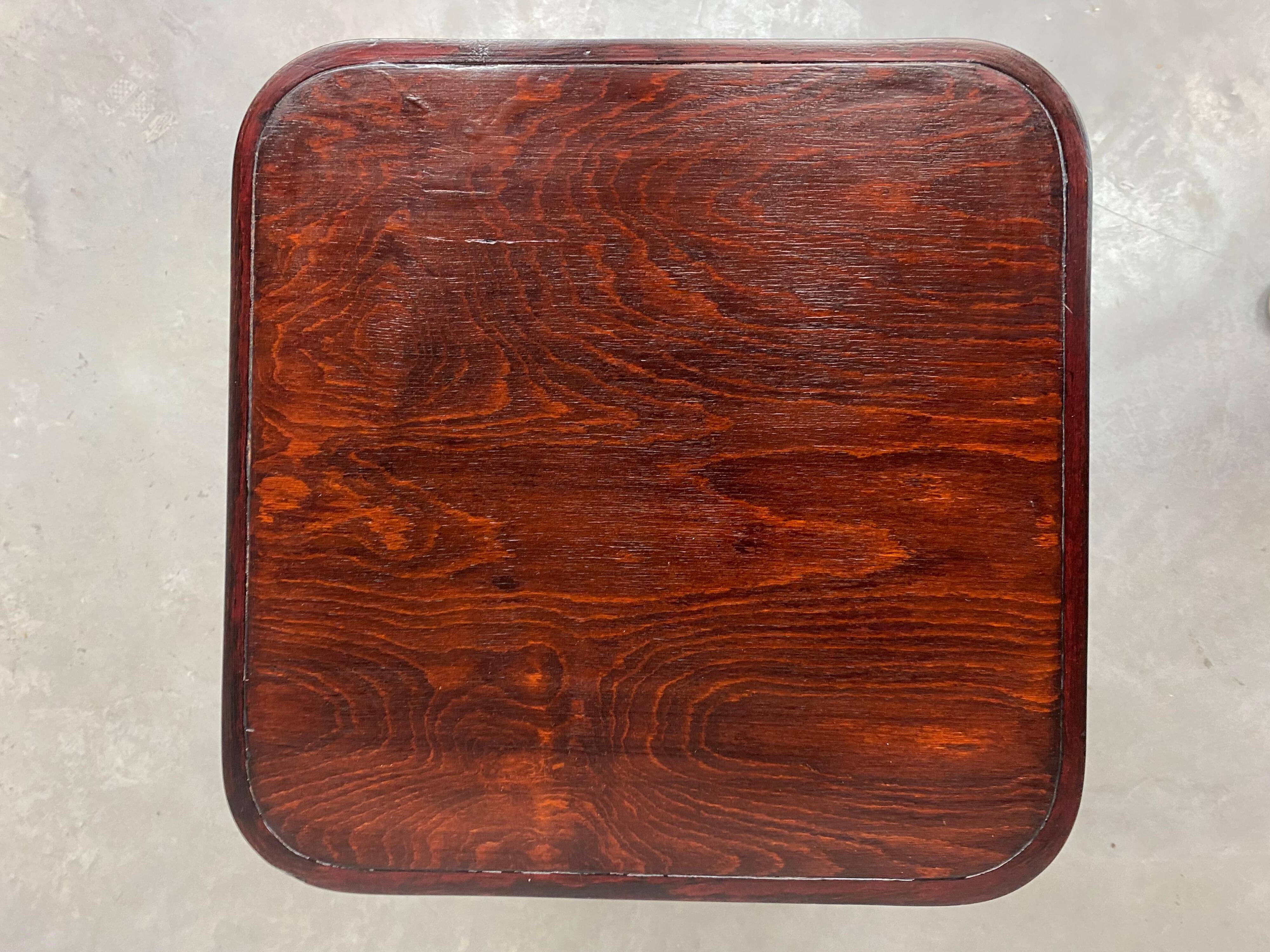 Table basse Sécession n°412 par Otto Wagner pour Thonet