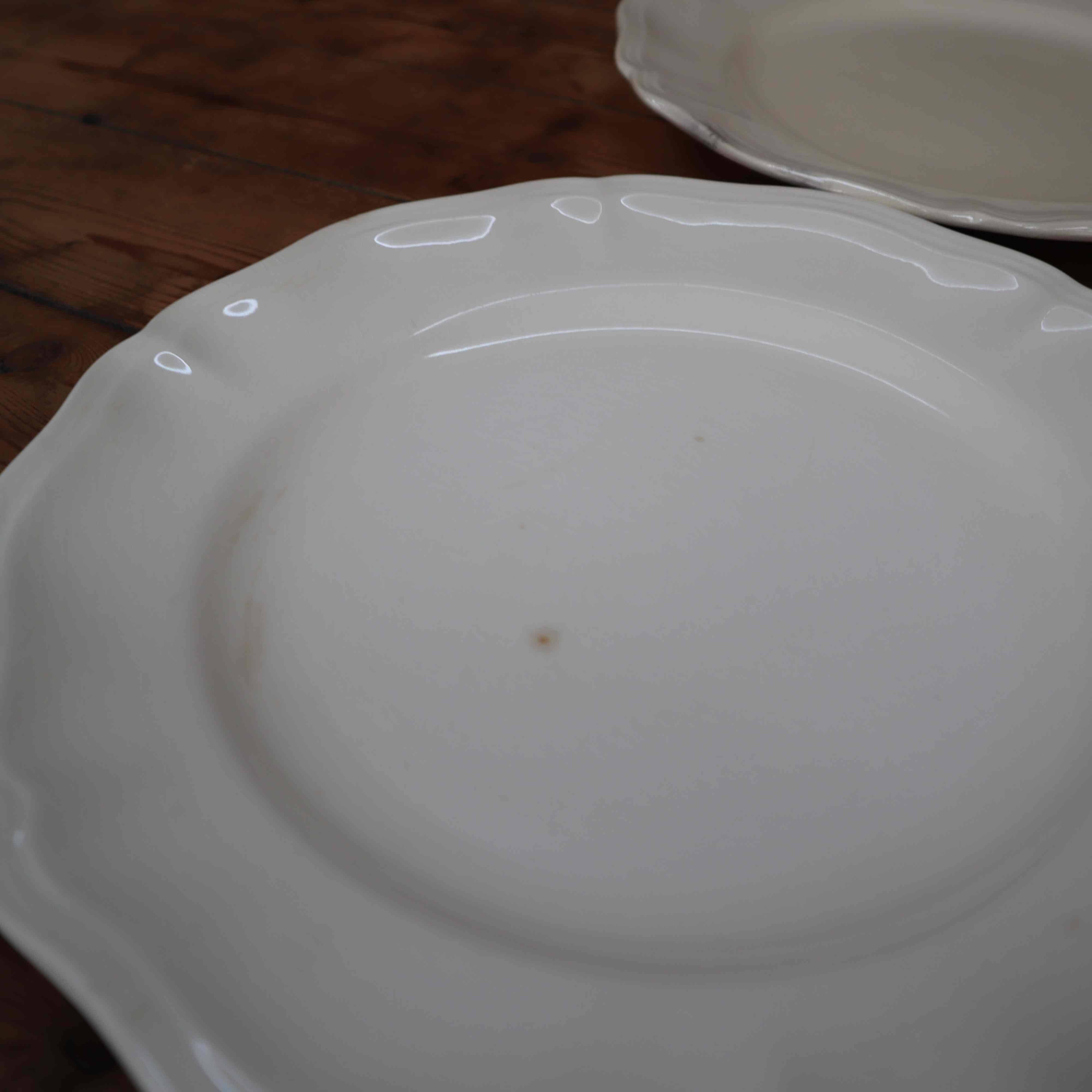 Set of 5 Sarreguemines flat plates in cream color