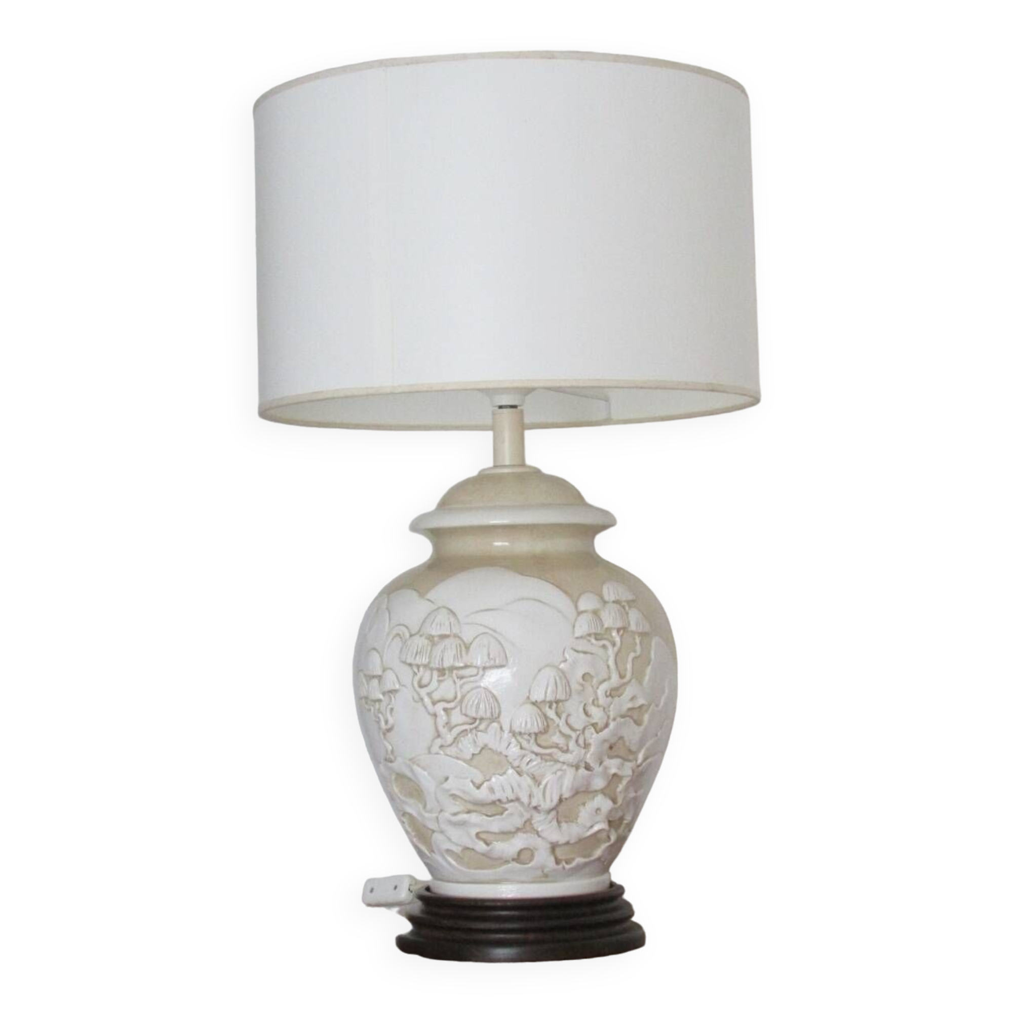 Large enameled porcelain lamp in relief, Asian pattern